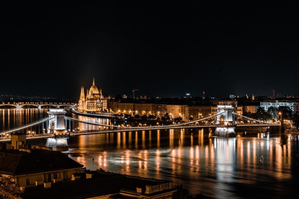 Nasvícený Řetězový most, v pozadí Maďarský parlament