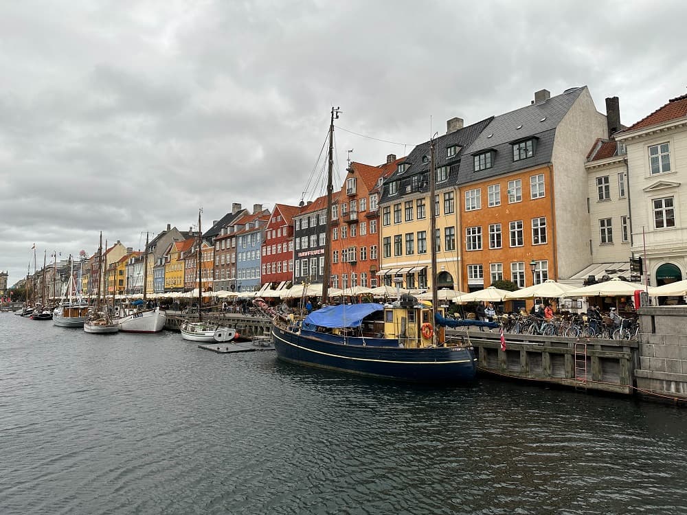 Barevný přístav Nyhavn, první zastávka co musíte vidět v Kodani