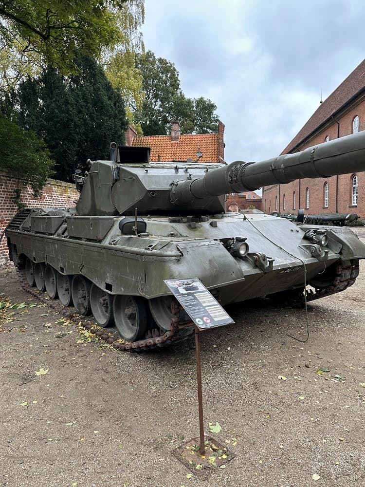 Tank Leopard kousek od paláce