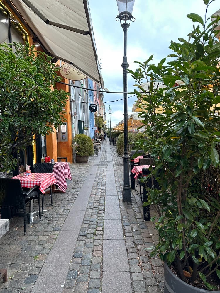 Ulička s restauracemi v Nyhavn