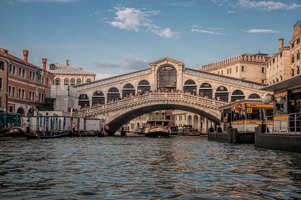 Co vidět v Benátkách? Most Ponte di Rialto.