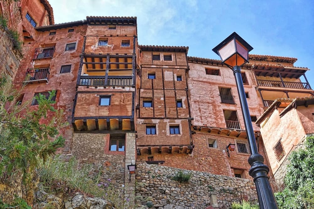 Domy s červenou omítkou ve městě Albarracín