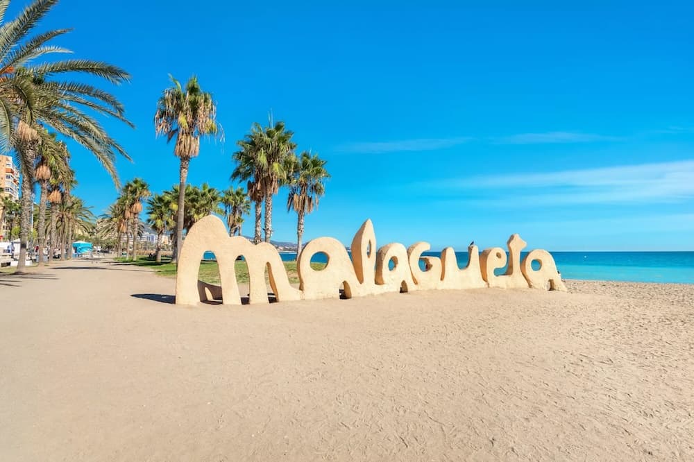 Playa de la Malagueta s nápisem Málaga